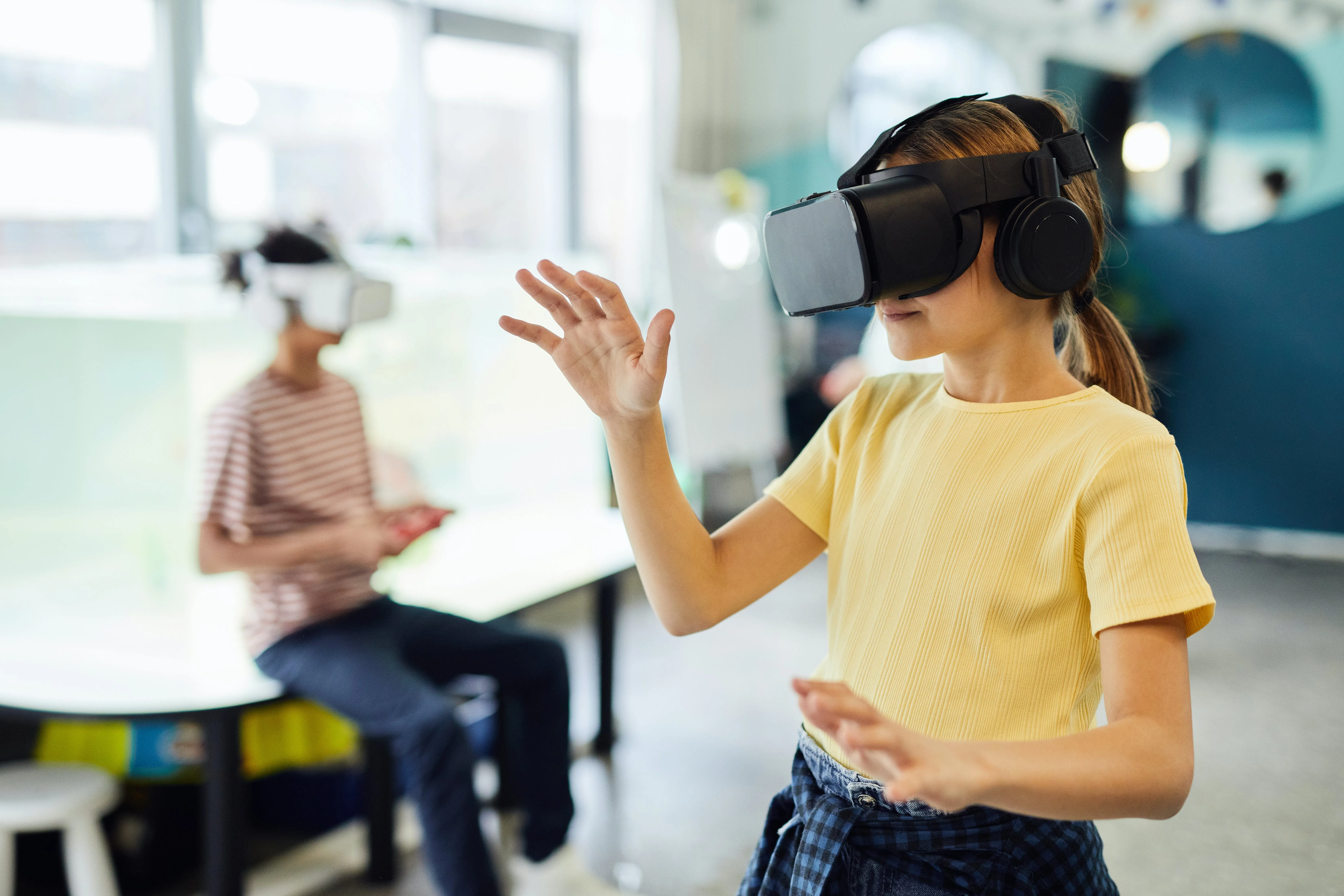 Virtual Reality Classrooms: A New Standard in Global Education